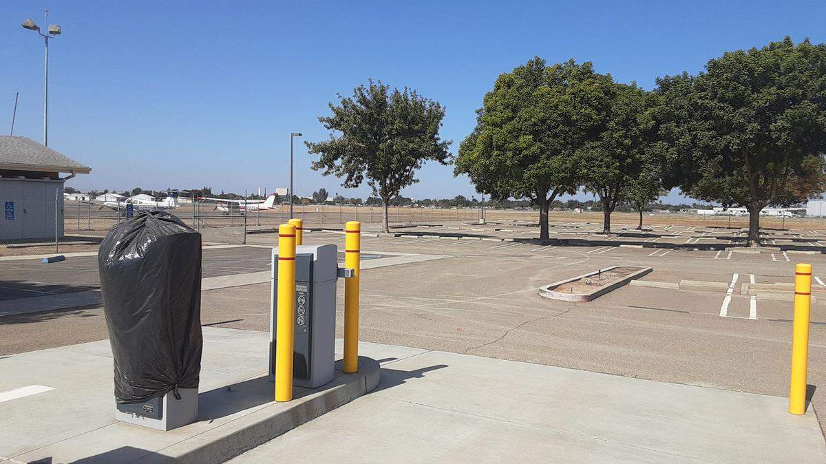 The city is talking with Tesla about leasing 500 parking spaces for the carmaker’s employees at the Modesto Airport. The employees then would be transported to their Bay Area jobs. Telsa would pay the city $480,000 per year for the spaces under a proposed two-year lease.