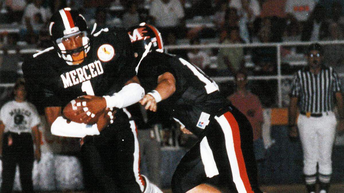 Anthony Volsan rushes for yards in Merced’s 1991 game against De La Salle.