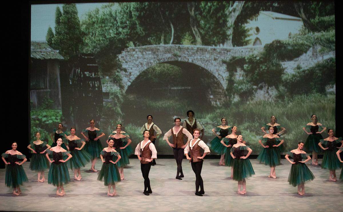 Central West Ballet will celebrate its 35th anniversary.