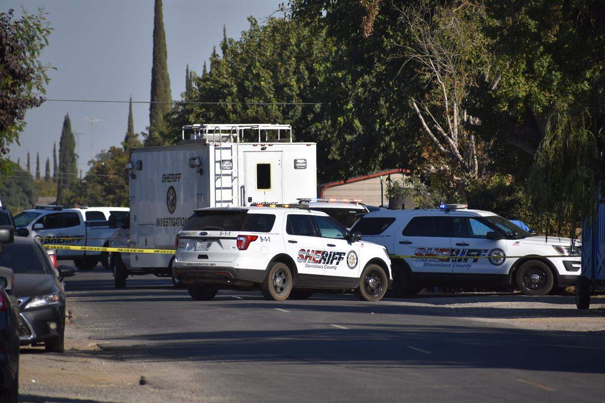 Stanislaus County sheriff’s deputies investigate the deaths of two people on Imperial Avenue in south Modesto on Thursday, Oct. 20.