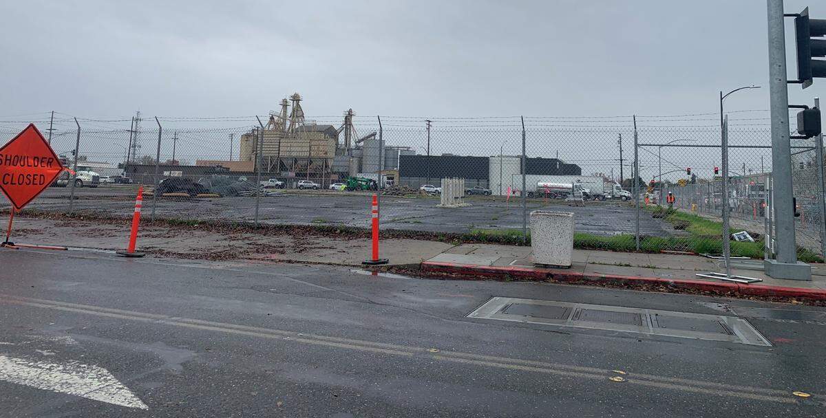 Monday morning’s rain didn’t interrupt construction work for the new eight-story courthouse that will take up the block bounded by G and H streets and Ninth and 10th streets in downtown Modesto.