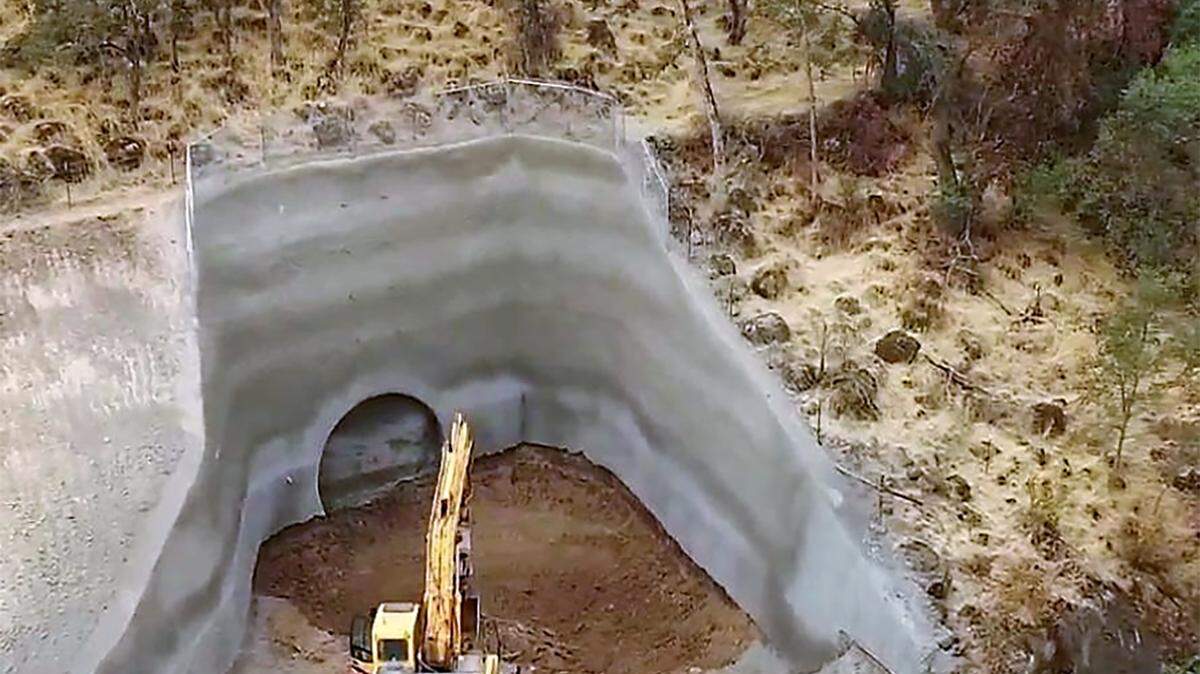 OID is nearing completion of a 5,949-foot tunnel that is 14 feet tall and 17 feet wide. The location of the project is in the Stanislaus River canyon a few miles east of Knights Ferry. Last month, miners precisely linked sections of the tunnel that had been bored from opposite directions beginning a year earlier.