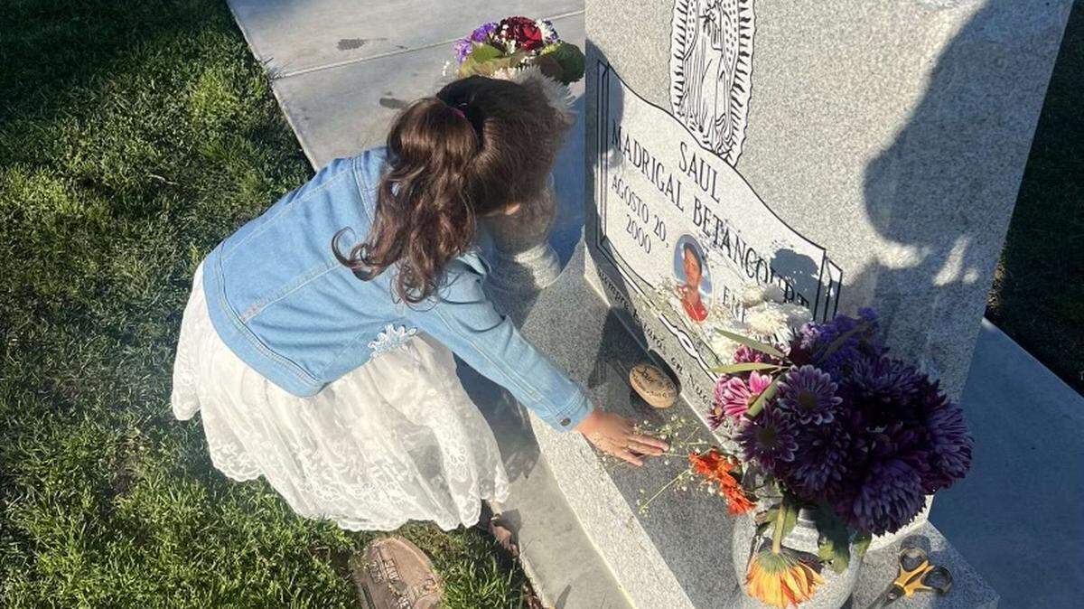 Yahaira Betancourt visits the grave of her father, Saul Betancourt, in January 2023.