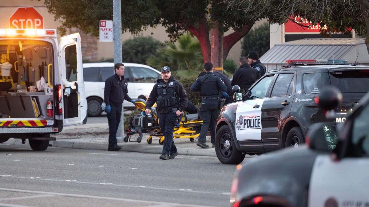 Policías de Modesto y médicos de AMR atienden a una persona herida cerca de Pelandale Ave. en Modesto, California, el viernes 3 de febrero de 2023.