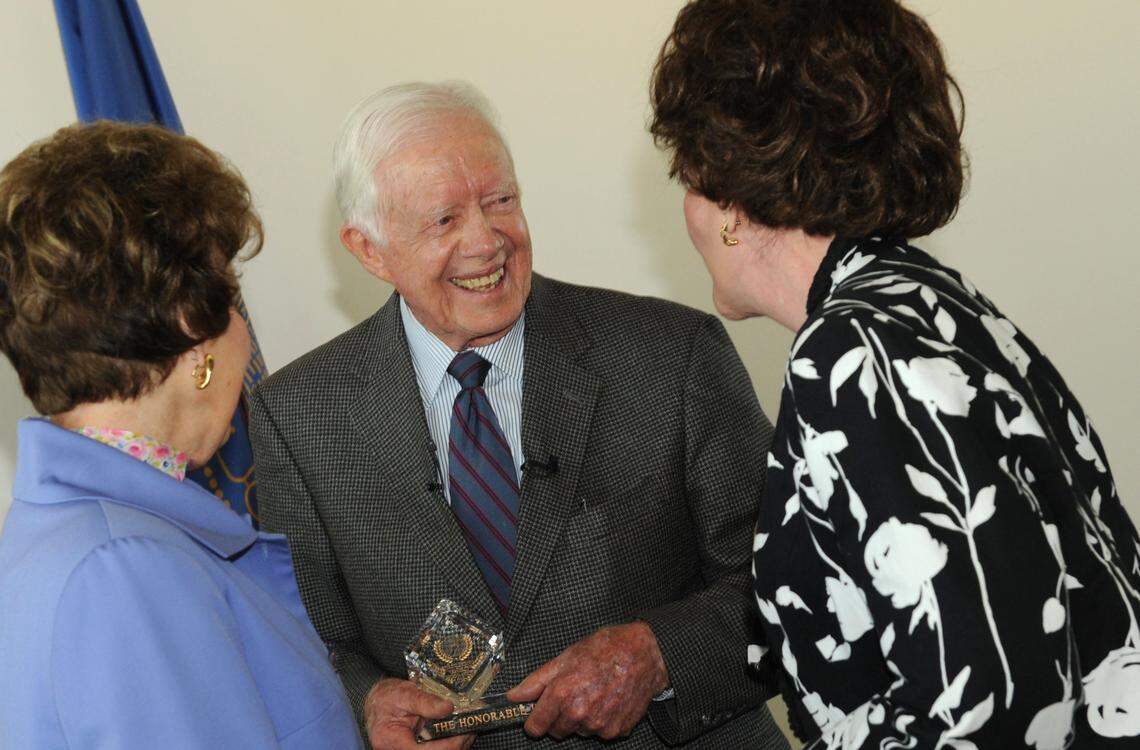 Former President Jimmy Carter chats with former recipients Yvonne Fedderson and Sara O’Meara while visiting UC Merced to receive the 2010 Alice and Clifford Spendlove Prize in Social Justice, Diplomacy and Tolerance in Merced, Calif. Monday, May 3, 2010.
