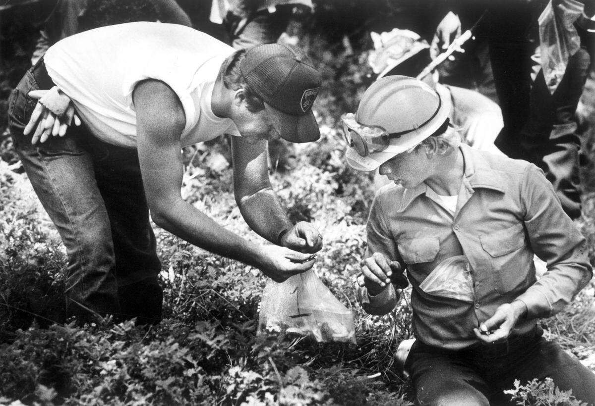 A sheriff’s deputy and a member of the California Conservation Corps examine bone fragments in 1985 as they search for human remains on the property where serial killer Leonard Lake lived in Calaveras County. Authorities believe as many as 25 people may have been murdered on the property in torture killings by Charles Ng and Lake. 