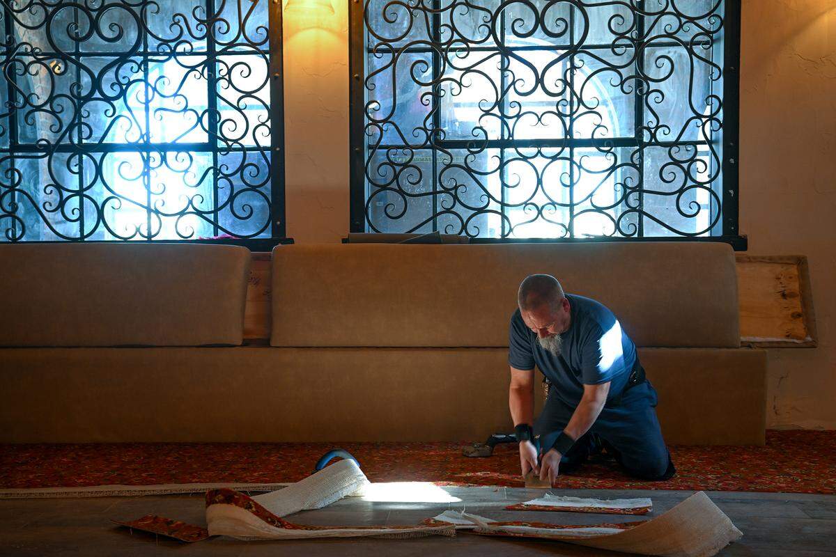 Carpet installer Tim Solus works on carpet in the main dining room at The Old Water Office restaurant in Patterson, Monday, Jan. 27, 2025.