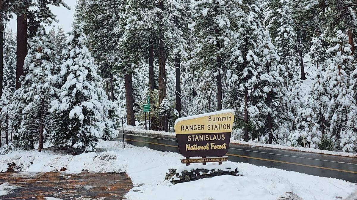 El Servicio Forestal de Estados Unidos/Bosque Nacional de Stanislaus publicó esta foto en Facebook el 2 de noviembre de 2022 para mostrar la primera nevada de la temporada.