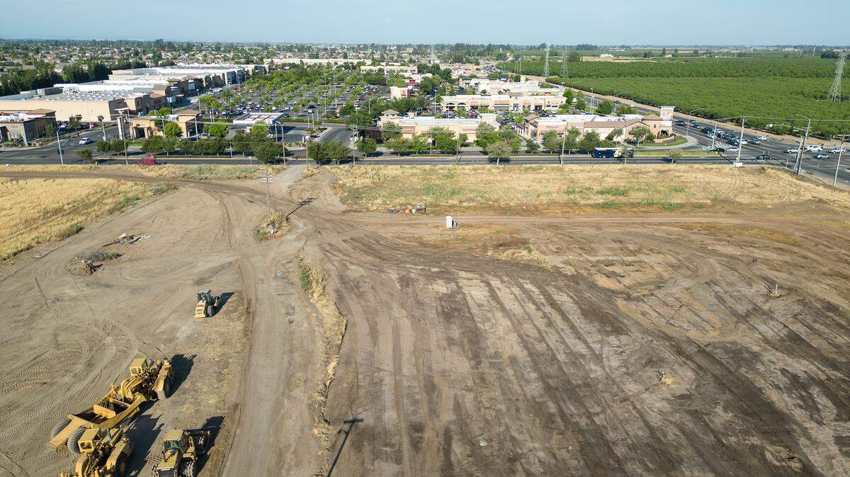 Sitio del nuevo centro comercial Crossroads West en la esquina de Claribel y Oakdale en Riverbank, California, el miércoles 28 de junio de 2023.