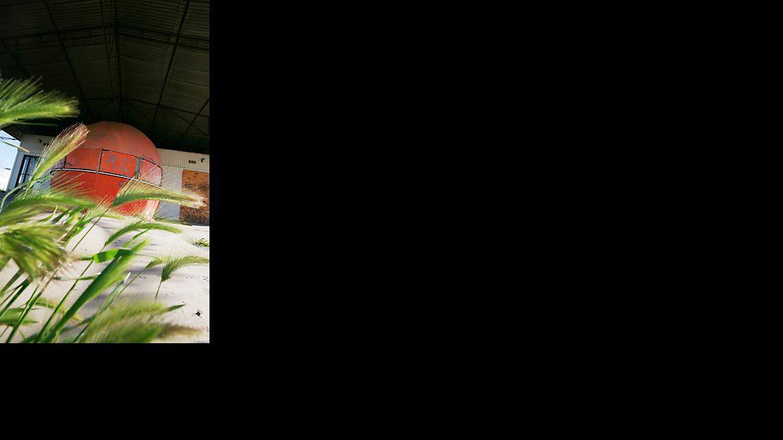 La ciudad de Chowchilla está haciendo un trato para trasladar el viejo edificio a su parque histórico. Los vándalos han desfigurado la gran naranja que sirvió de fachada a una hamburguesería visible desde la Highway 99 y grabada en la memoria de los viajeros durante décadas.