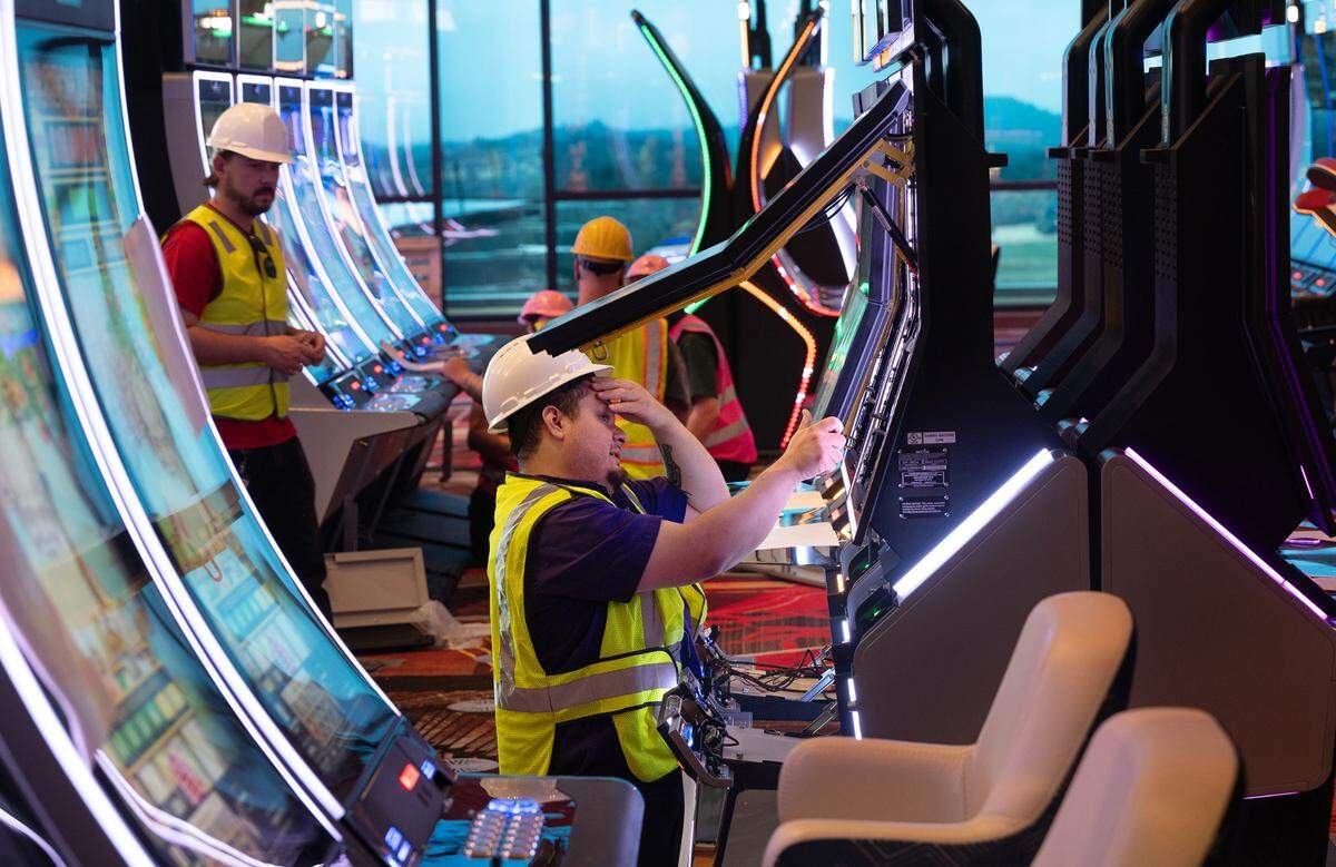 Técnicos trabajan en las máquinas de juego en el nuevo piso de juego en el Chicken Ranch Casino Resort, en Jamestown, California, el martes 2 de julio de 2024.