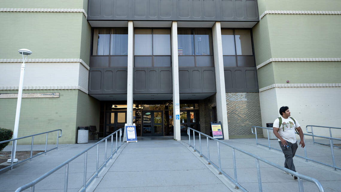 Cómo las instituciones que atienden a hispanos ayudan a los profesores y estudiantes latinos en los campus de Stanislaus