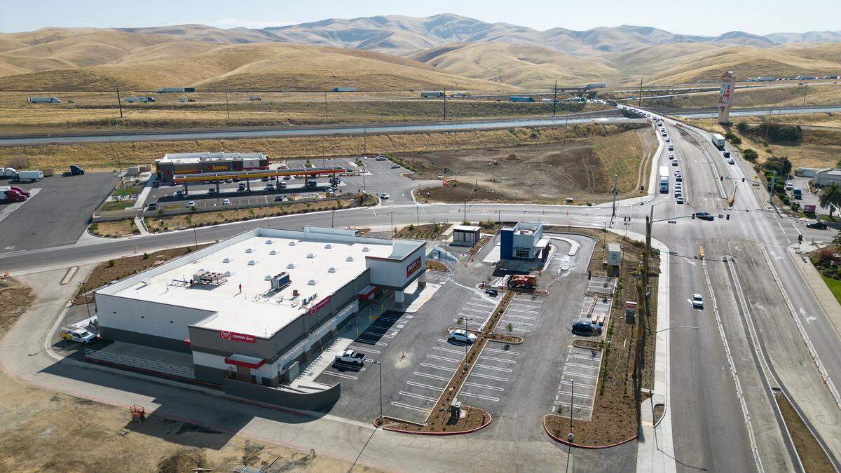 La nueva tienda Grocery Outlet en Sperry Avenue cerca de la Interstate 5 en Patterson, California, el martes 1º de agosto de 2023. La cafetería Dutch Bros está en el mismo complejo.