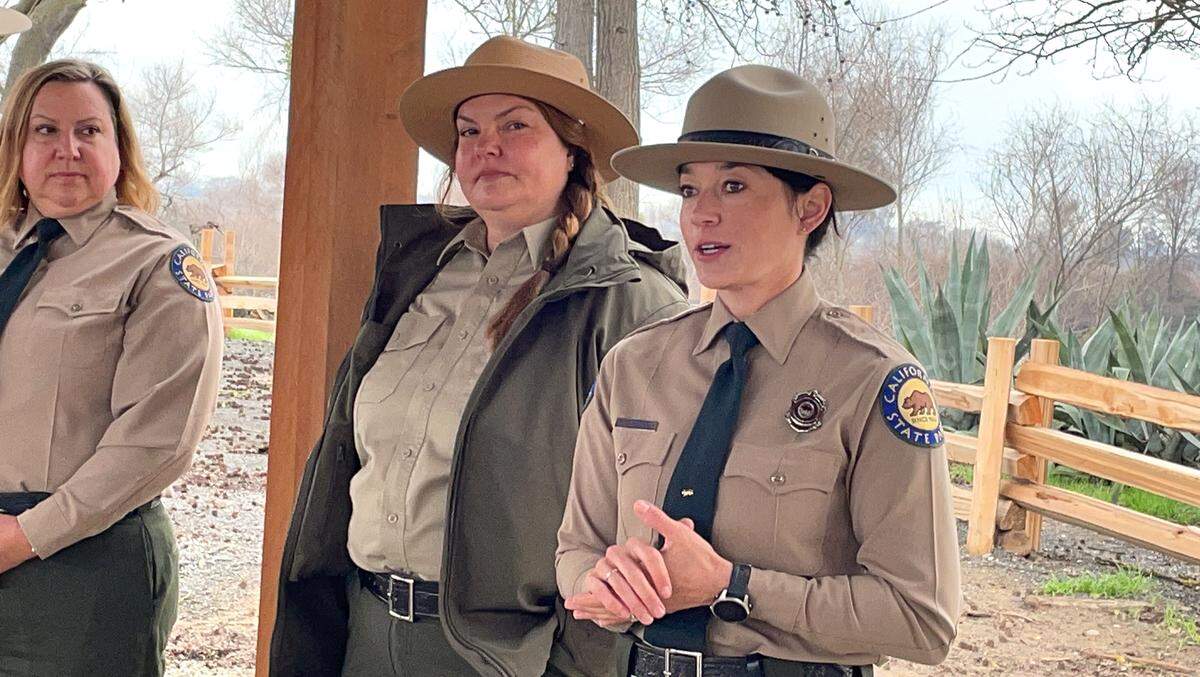 Danielle Gerhart, a la derecha, superintendente de distrito de Parques Estatales de California, habla sobre el nuevo parque en Dos Ríos Ranch, cerca de Modesto, California, el 7 de febrero de 2024. También estuvieron presentes la directora del parque, Paige Haller (izquierda), y la intérprete Caitlin Jackson.