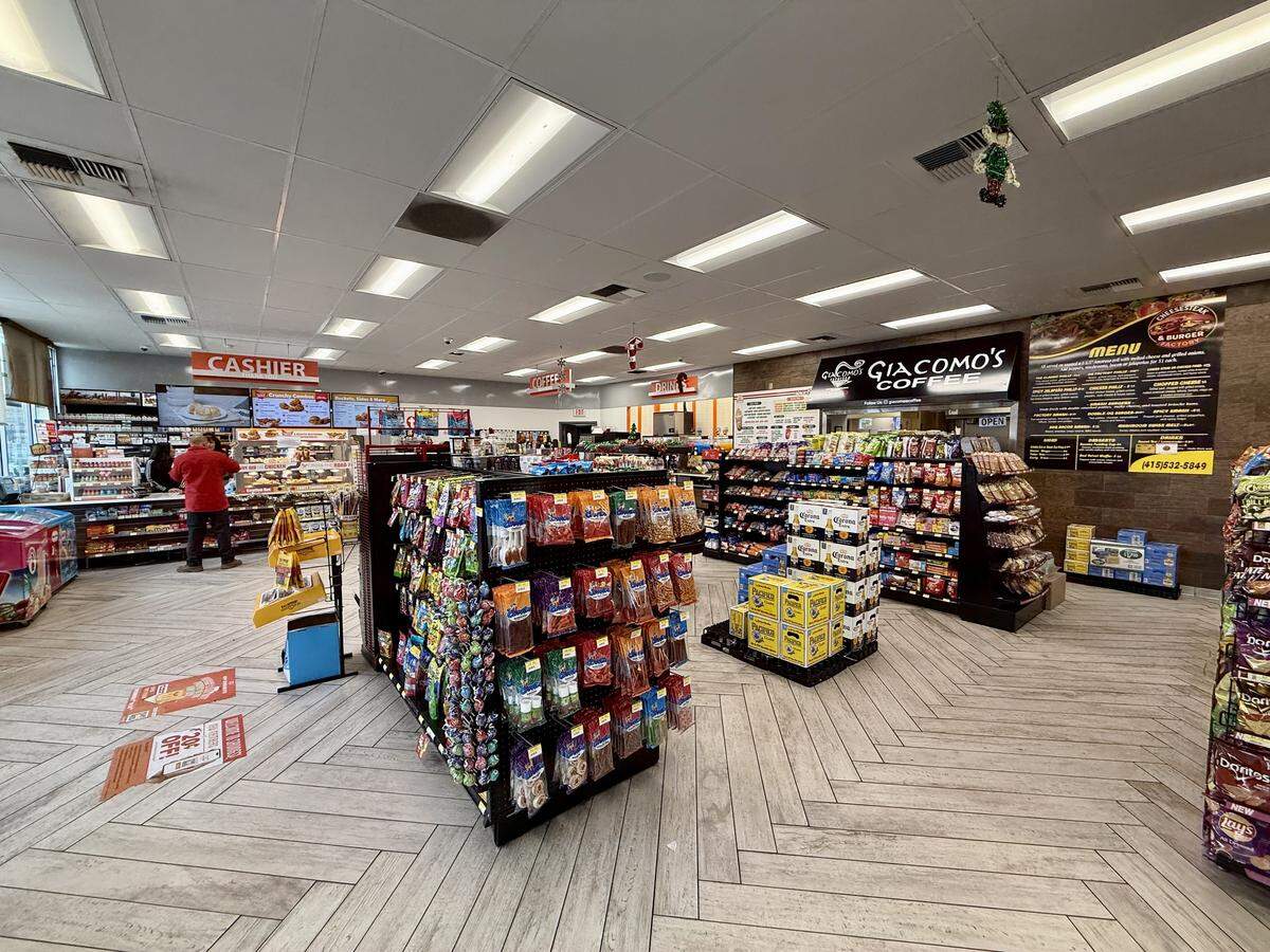 Inside the Shell Food Mart in Modesto are Giacomo’s Coffee, Crunchy Munch Chicken and Cheesesteak & Burger Factory.