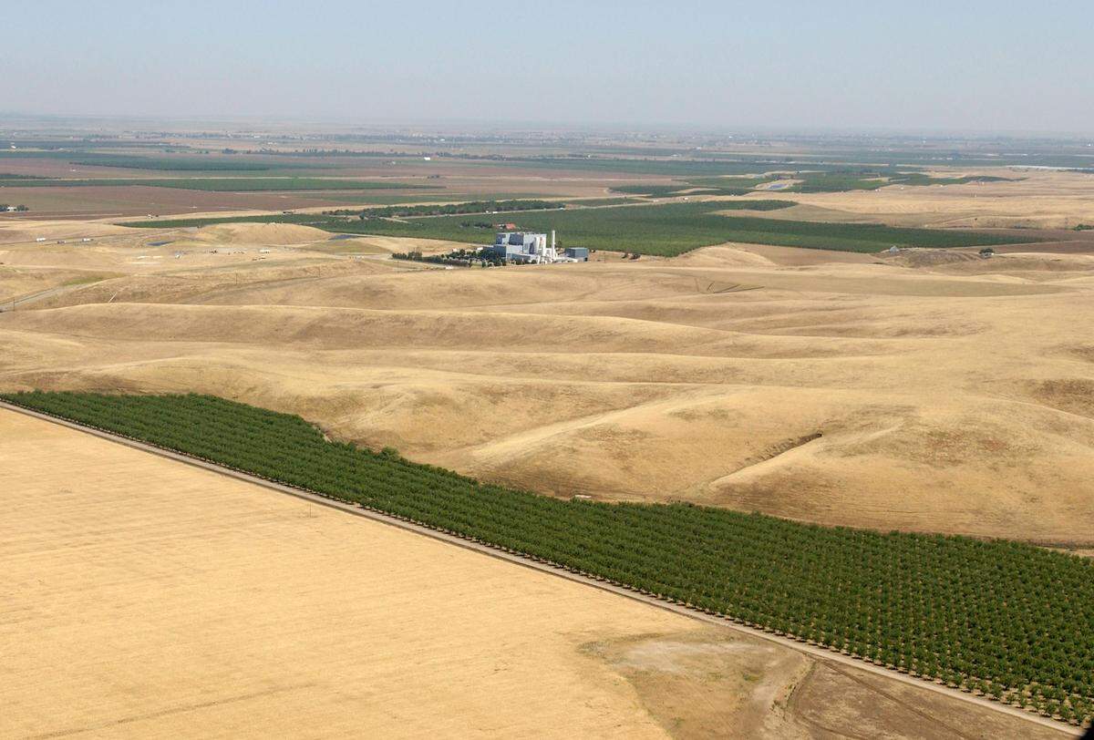 Aerials taken on 5/21/03 westside of stanislaus county: View from the former Vogel property south east to the fink road landfill and Covanta Waste to energy pland, at far right is former Beltran property.
