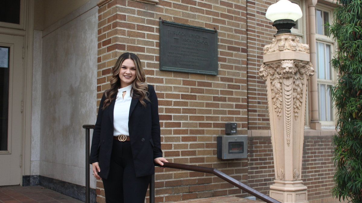 Angélica Cárdenas Ayala de pie afuera del edificio de oficinas del Distrito Escolar Unificado de Turlock, el 22 de noviembre. Ayala, ex alumna de Turlock High School, fue contratada recientemente como Coordinadora de Iniciativas de Equidad.
