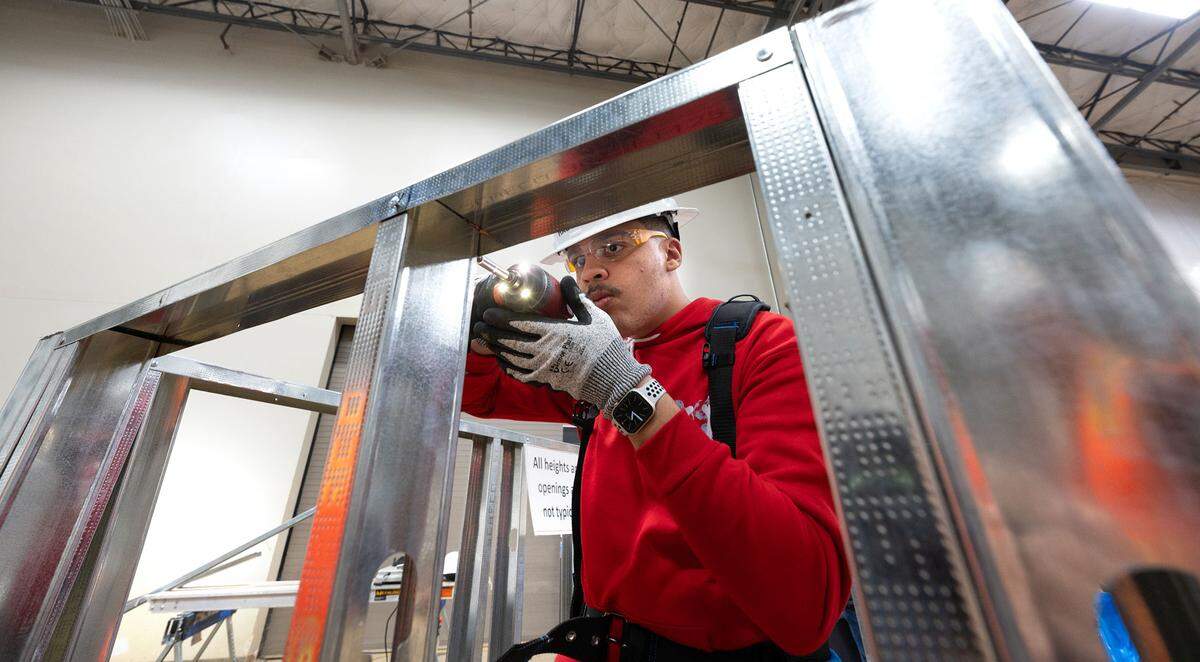 El estudiante de Delta Charter Ahmad Sarama pudo probar técnicas de enmarcado durante el Construction Trades Day en Modesto Junior College west en 2023.