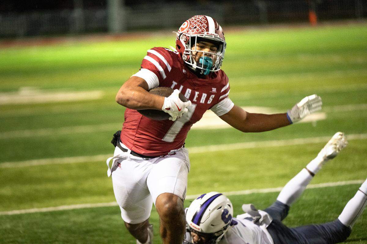 Patterson’s Jeremiah Lugo runs the ball during the Sac-Joaquin Section Division IV semifinal game with Sacramento at Patterson High School in Patterson, Friday, Nov. 22, 2024. Patterson won the game 21-12.