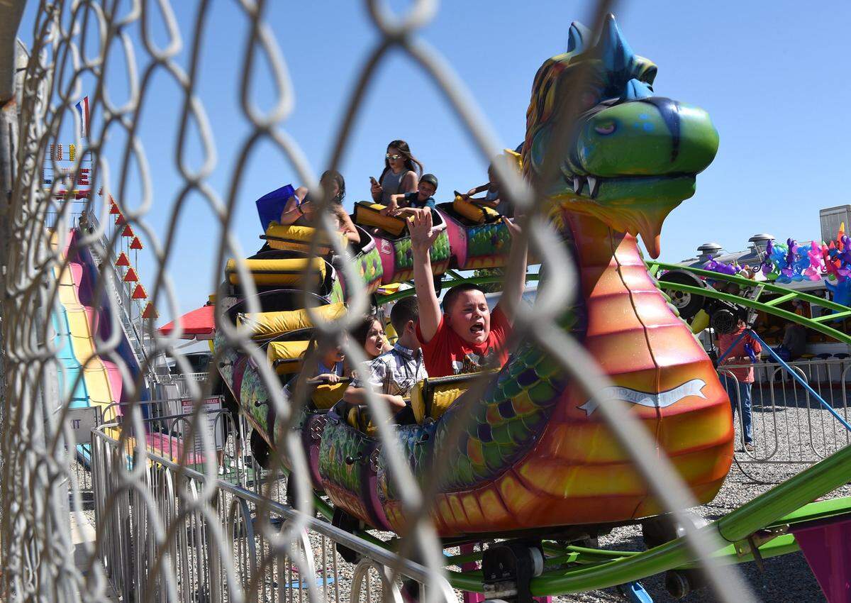 Niños disfrutan de una montaña rusa con temática de dragones en el Festival del Chocolate de Oakdale en 2017. El festival fue cancelado.