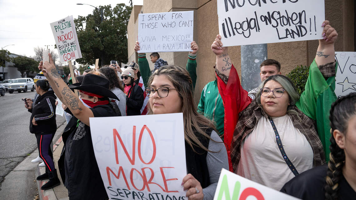 Marcha de protesta del Día sin Inmigrantes por el centro de Modesto. “Esta es mi casa”