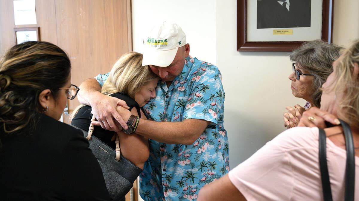 La madre de Trevor Seever, Darlene Ruiz, a la izquierda, es consolada por su esposo, Ray, después de que el juez absolviera al exagente Joseph Lamantia en el tiroteo mortal de Seever. Imagen tomada en el juzgado del Condado de Stanislaus en Modesto, California, el viernes 21 de julio de 2023.