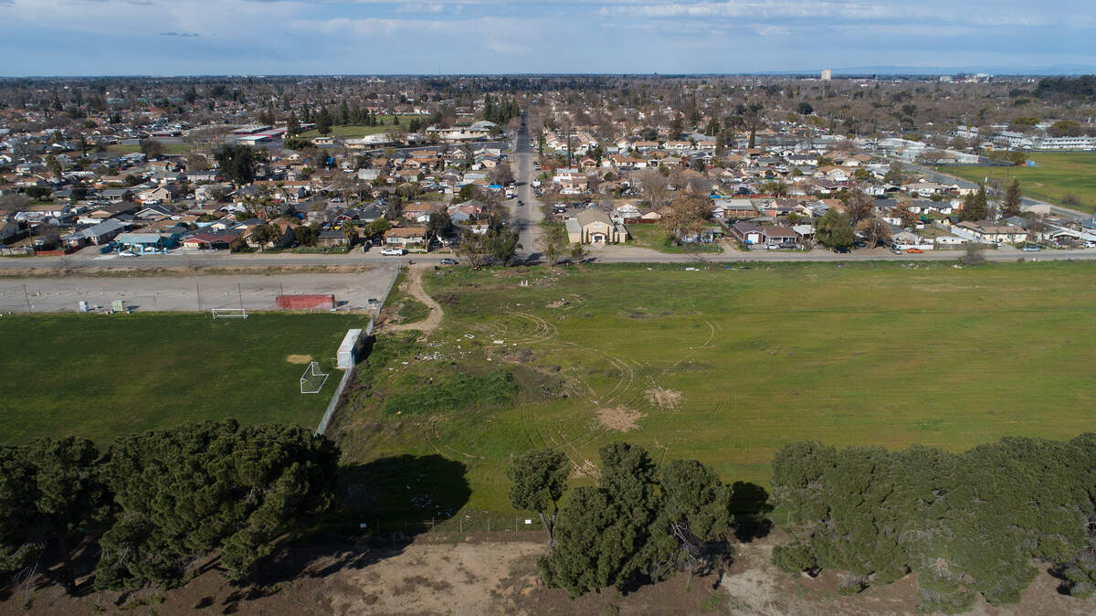 La ciudad de Modesto recibió una subvención estatal de $1 millón para construir campos de futbol y un estacionamiento a lo largo de John St., entre las calles Hammond y Hays en el oeste de Modesto, California. Fotografía del sábado 11 de febrero de 2023. Andy Alfaro aalfaro@modbee.com