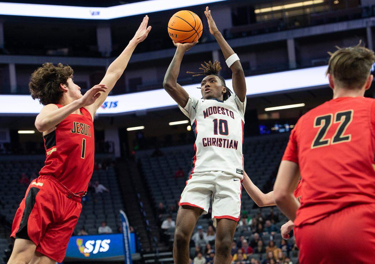 Modesto Christian’s BJ Davis scores on the jump shot over Jesuit’s Reid Jones during the Sac-Joaquin Section Division I championship game at Golden 1 Center in Sacramento, Calif., Saturday, Feb. 25, 2023.