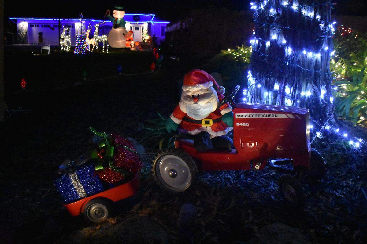 In this display on Atlas Court in Oakdale, Santa Claus delivers gifts with tractor and trailer, not a sleigh.