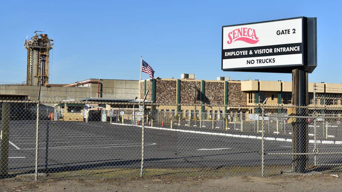 Seneca Foods Corp. says it will close its Modesto plant in the Beard Industrial District. The packaging and warehousing operation has 265 full-time employees.