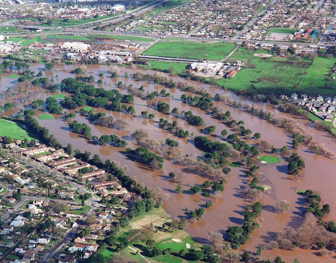 Dryden golf course in Modesto flooded by Tuolumne River waters in 1997.