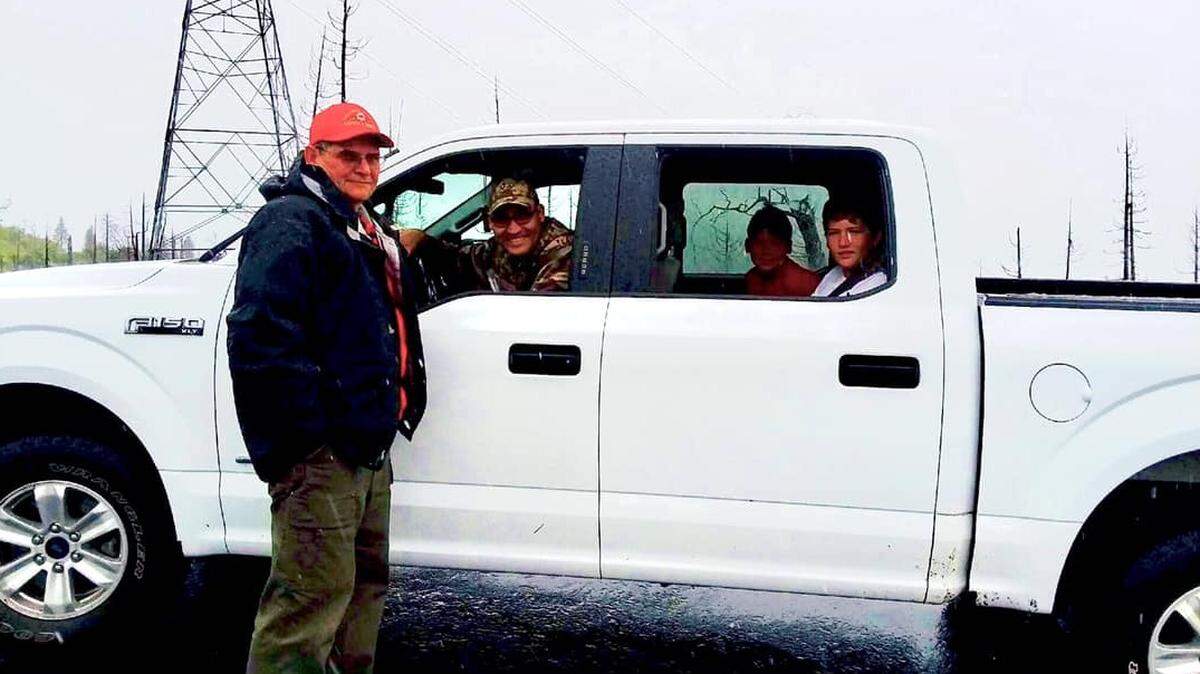 Tuolumne County Sheriff’s Office Search and Rescue Team member Jim Scruggs stands beside Ripon resident Bradley Swanson’s pickup Sunday. In back are Swanson’s sons, 10-year-old Alexander and 7-year-old Nathaniel.
