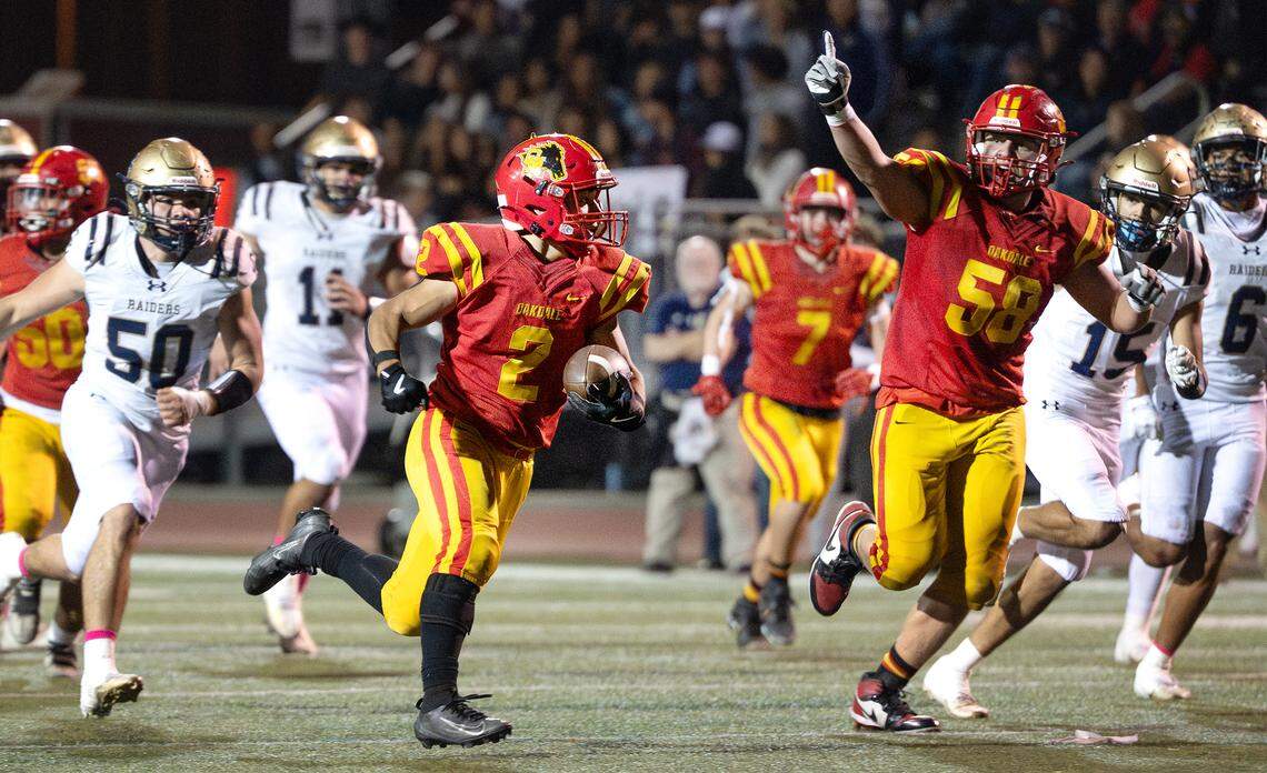 Oakdale’s Richard Flores breaks free on a touchdown run during the Valley Oak League game with Central Catholic in Oakdale, Friday, Oct. 17, 2025.