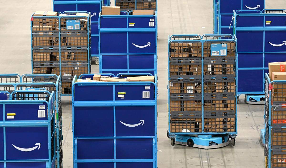 Robots move packages at the Amazon robotic sort center in Tracy, Calif., Thursday, Nov. 10, 2022. The robots can move up to 1000 pounds.