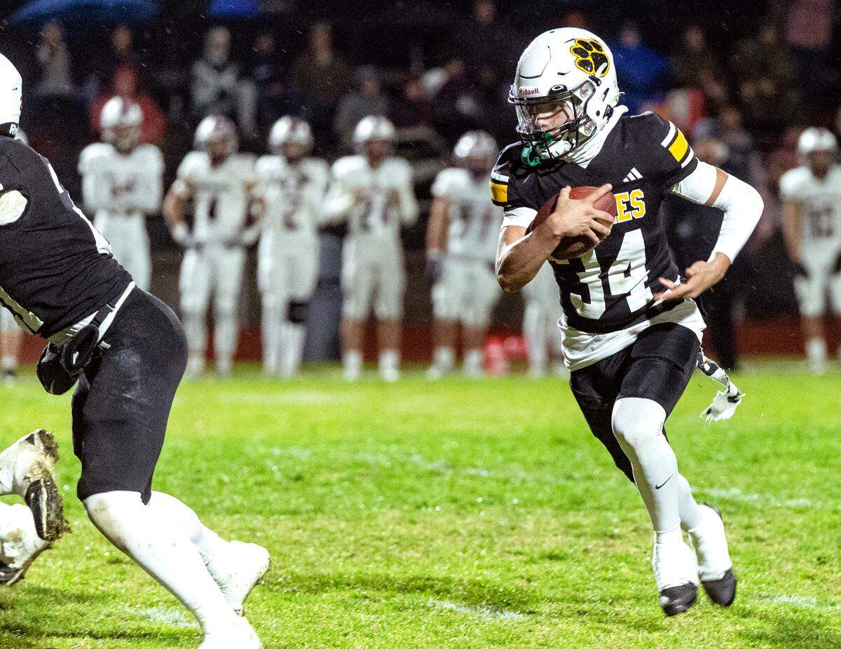 Isaac Garcia, 34, of Hughson High looks upfield during the Sac-Joaquin Section Division V Semifinals against Union Mine on at Hughson High School on Friday, Nov. 22, 2024.