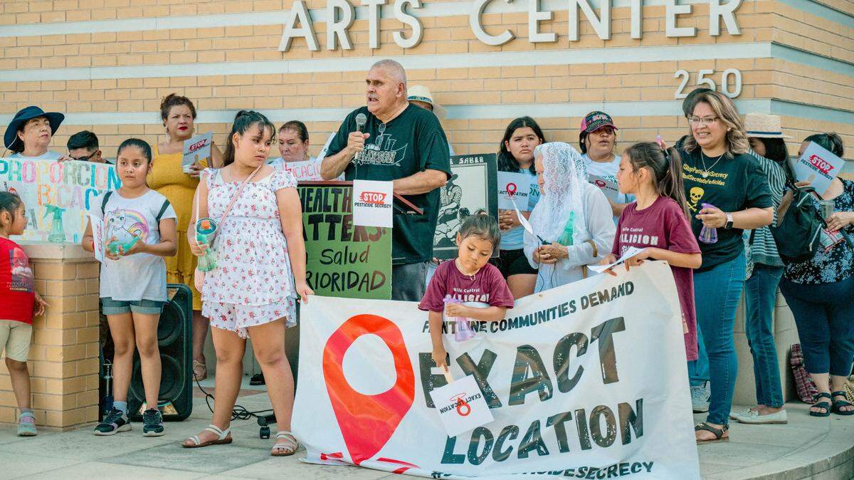 John Mataka, vecino de Grayson, habla frente al Carnegie Arts Center de Turlock el 12 de julio de 2024.