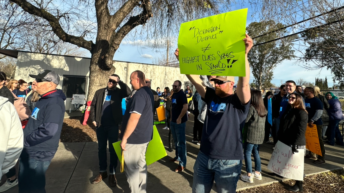 Cientos de personas –maestros y otros– se manifestaron frente a la reunión de la junta de Modesto City Schools, la tarde del lunes 4 de marzo de 2024.