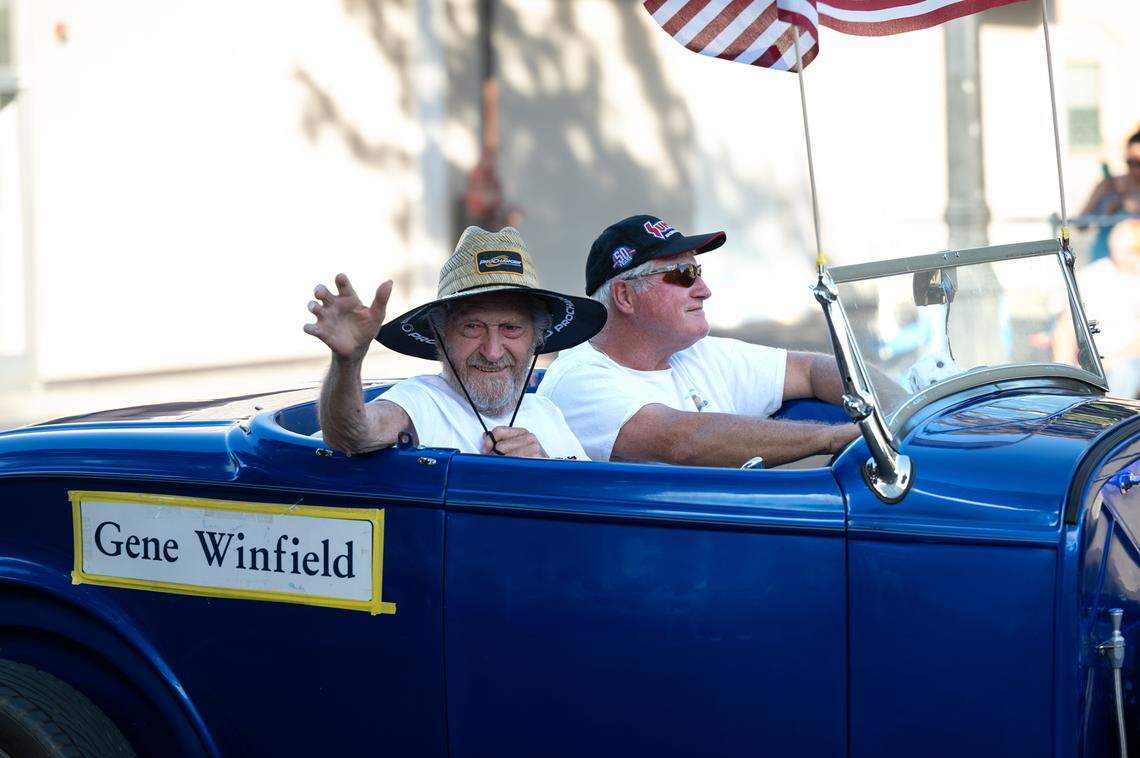 Famed car customizer Gene Winfield waves to the crowd during the “American Graffiti” car parade in 2022.