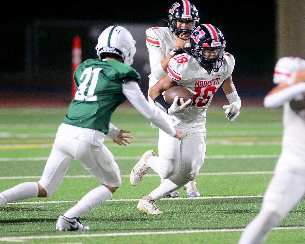 Modesto highs Eyzic Namowicz (18) cuts up the middle on a kick return during a game between Modesto High School and Central Valley High School at Gregori High School in Modesto, Calif., on Sept. 13, 2024.