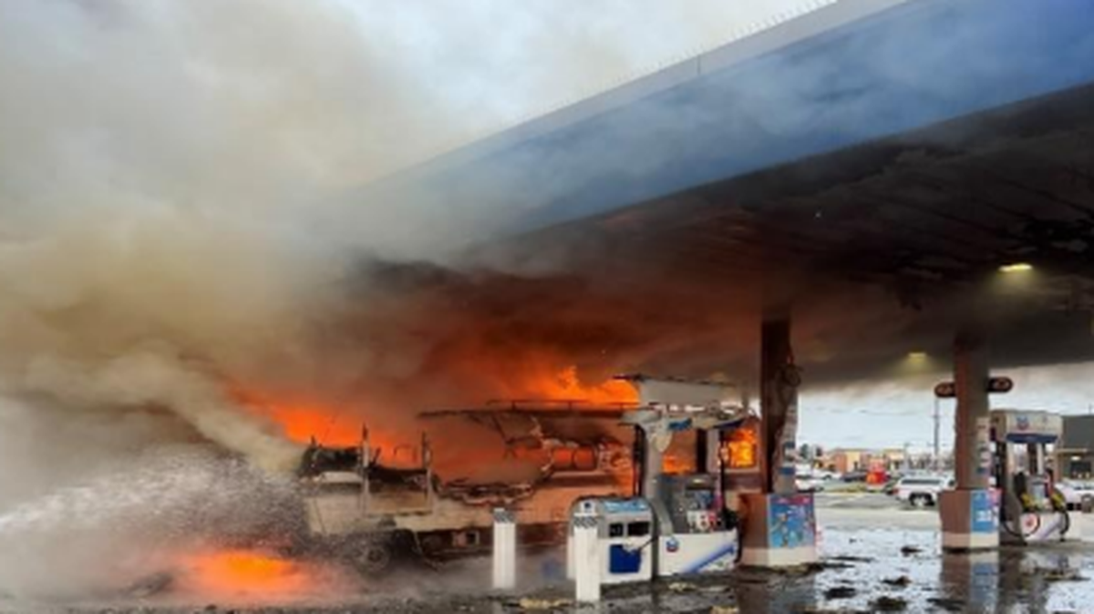 Cuadrillas del Departamento de Bomberos de Modesto responden a un incendio de un vehículo totalmente envuelto en llamas en una gasolinera Chevron en la cuadra 1500 de Herndon Road, en el sur de Modesto, el martes 16 de enero de 2024.
