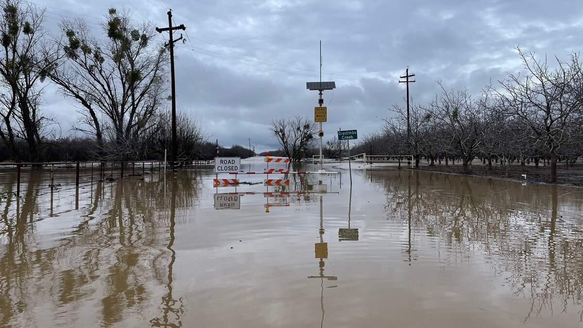 Eastin Road se ve inundada en Orestimba Creek en el área de Newman, en el lado oeste del Condado de Stanislaus, el lunes 9 de enero de 2023. El agente de la Patrulla de Carreteras de California Tom Olsen dijo a The Bee que esta es la inundación más fuerte que ha visto en Eastin desde que comenzó a trabajar en la oficina de la CHP de Modesto en 2007.