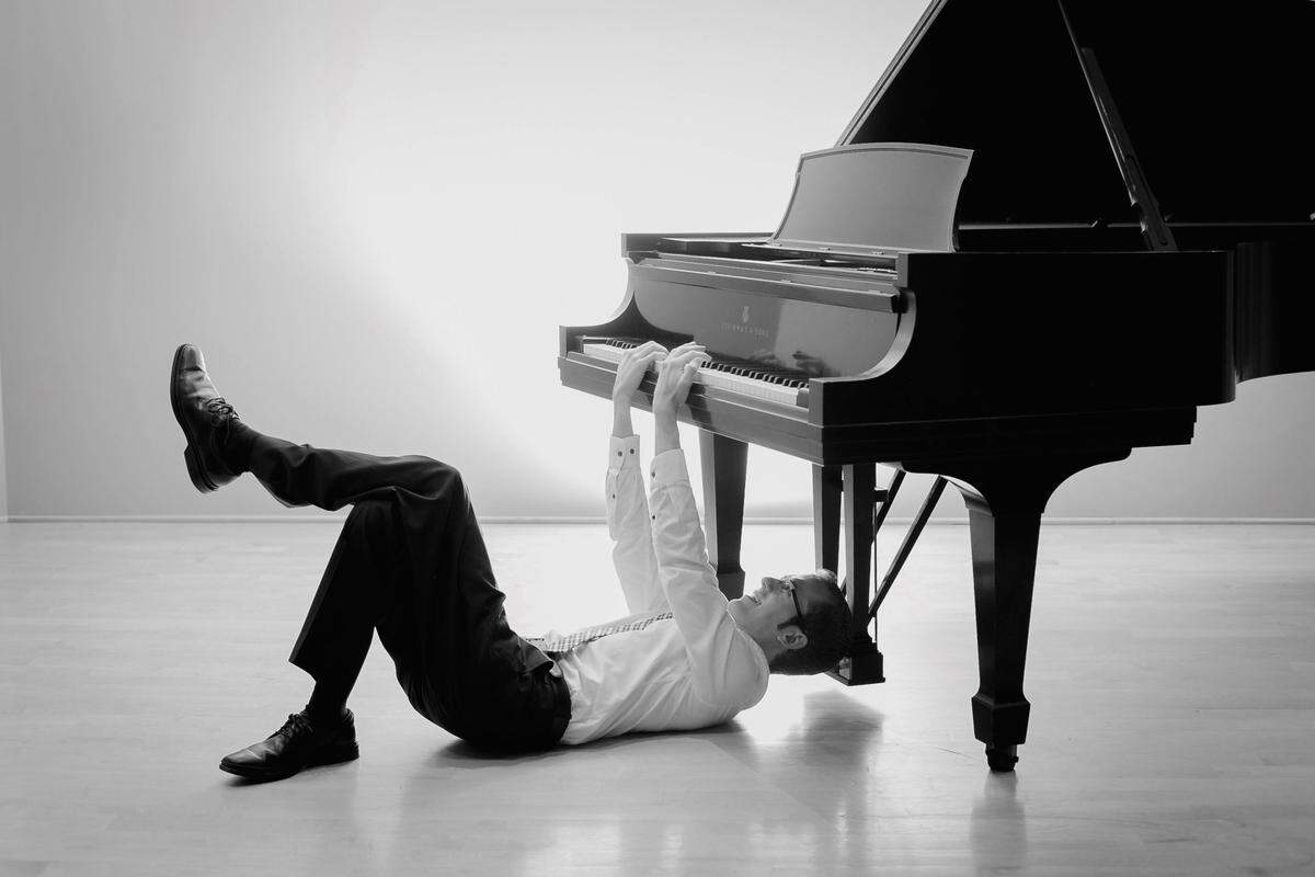 Jason Lyle Black brings his show to the Gallo Center.