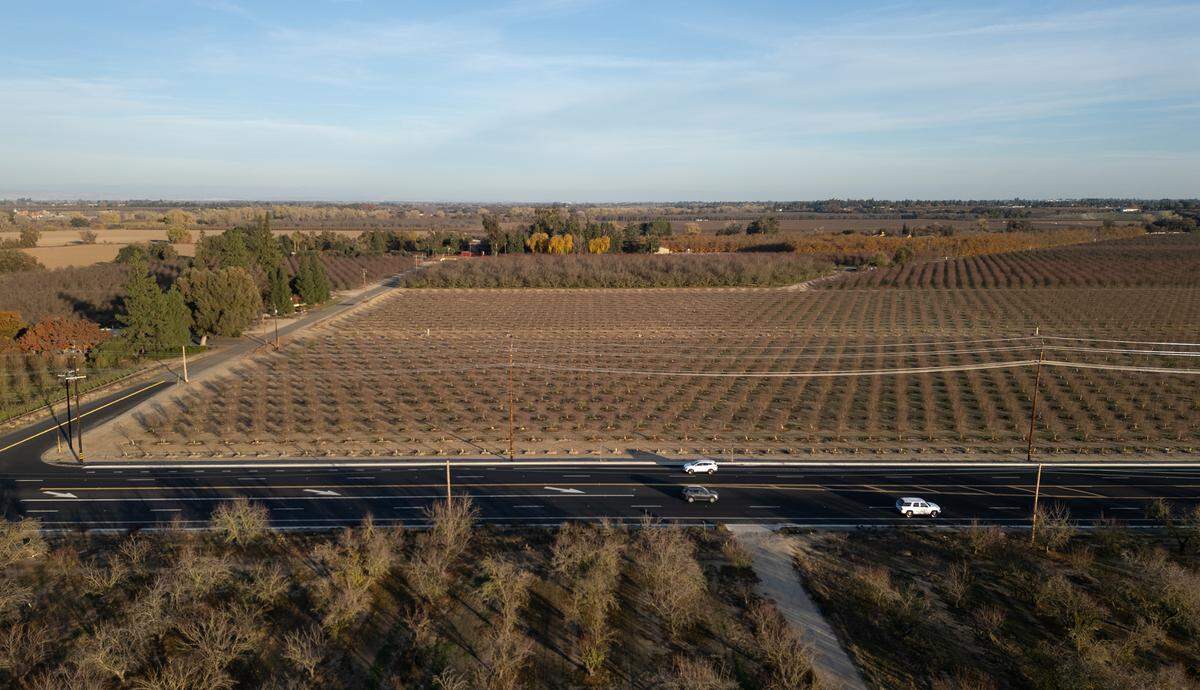 Vista hacia el este desde la recién ampliada McHenry Avenue hacia la ciudad de Riverbank en la urbanización propuesta River Walk. Fotografiada al oeste de Riverbank, California, el sábado 9 de diciembre de 2023.