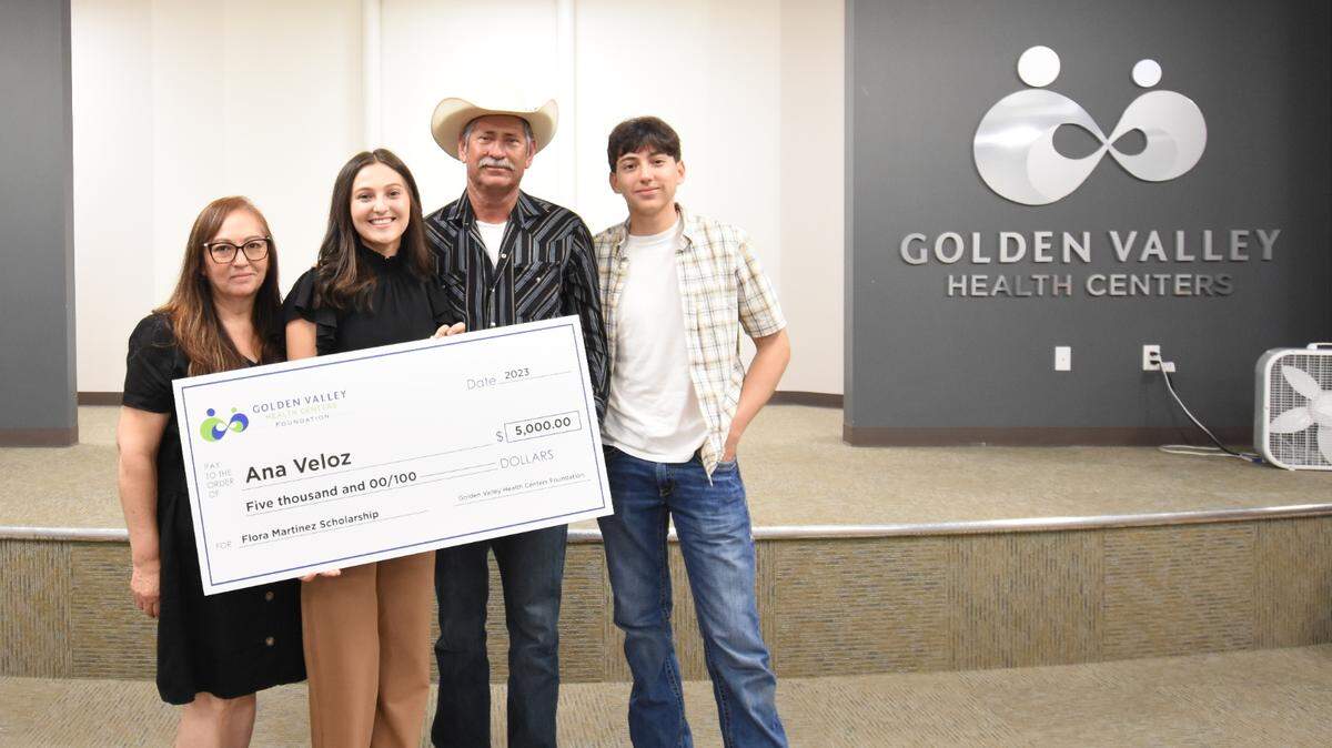 Golden Valley Health Centers’ 2023 Flora R. Martinez scholarship recipient Ana Veloz is pictured with her family.