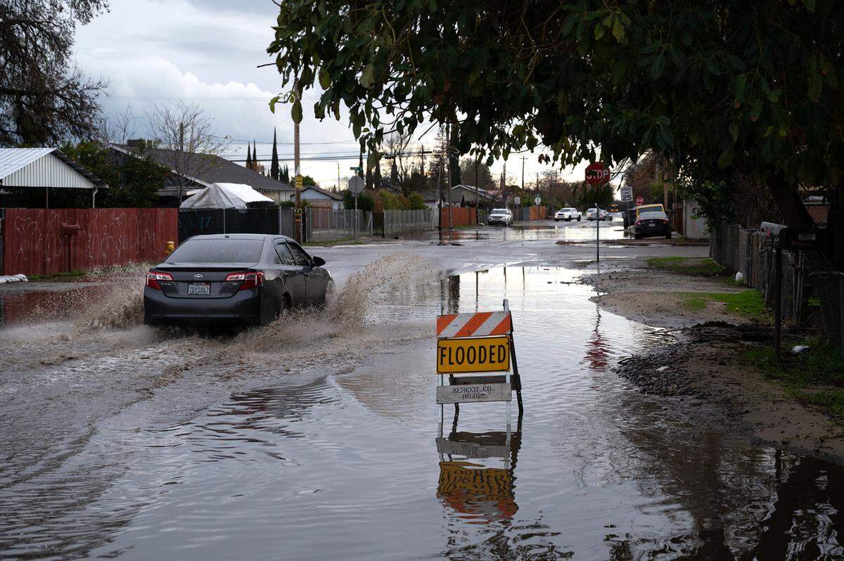Inundaciones en Dallas Street en Modesto, California, el jueves 5 de enero de 2023.