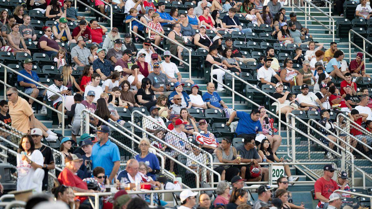 Aficionados de los Modesto Nuts ven el partido del 3 de julio contra los Fresno Grizzlies en el John Thurman Field de Modesto, California.