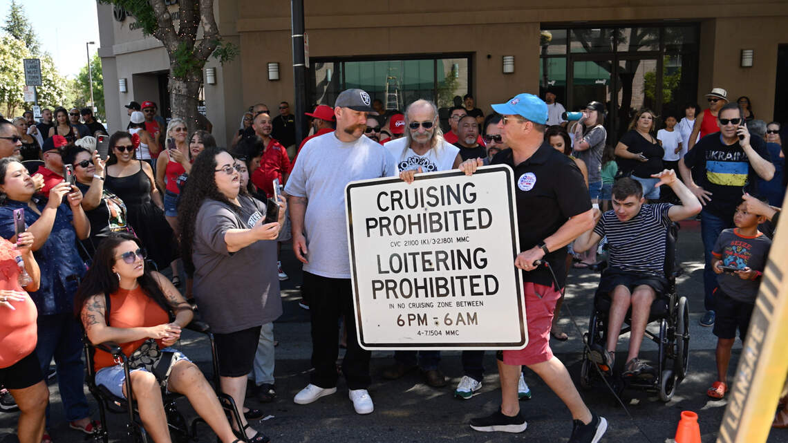 Retiran letreros de ‘No cruising’ del centro de Modesto tras derogarse la prohibición
