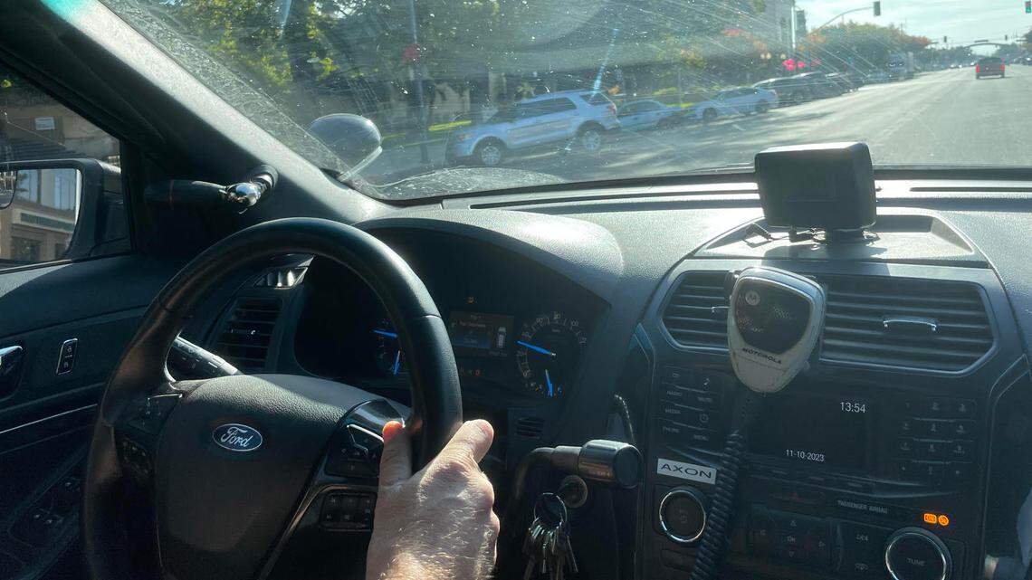 El policía Mark Ulrich patrulla por el centro de Modesto, en busca de sospechosos pendientes por cargos de drogas, el 10 de noviembre de 2023.