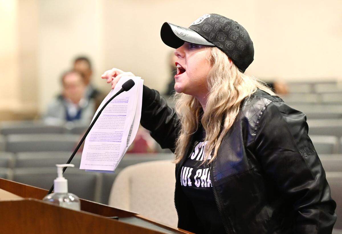 Brittoni Estrella Chávez habla con los concejales sobre la decisión de la fiscalía de distrito de no presentar cargos contra un policía por la muerte a tiros de su  esposo, Paul Chávez Jr. Fotografiada durante la reunión del Concejo Municipal de Modesto en Modesto, California, el martes 6 de diciembre de 2022.