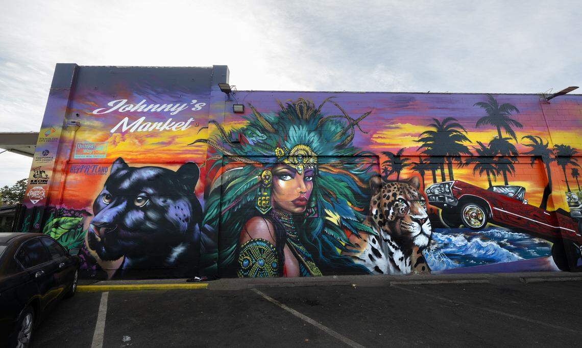 Nuevo mural del muralista José 'Hocus' Manríquez en la pared este de Johnny's Market en H Street, en Modesto, California, el miércoles 22 de noviembre de 2023.